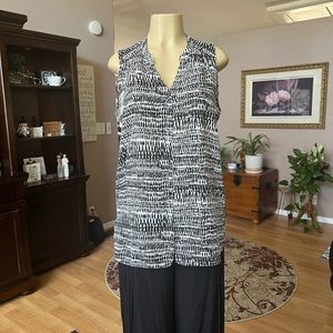 H&M black & white sleeveless Vneck blouse-size M